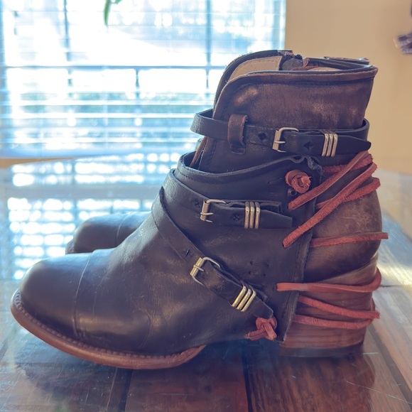 FREEBIRD by Steven Crue Women’s Black Distressed Leather Ankle Bootie Boots 8 - Picture 4 of 10